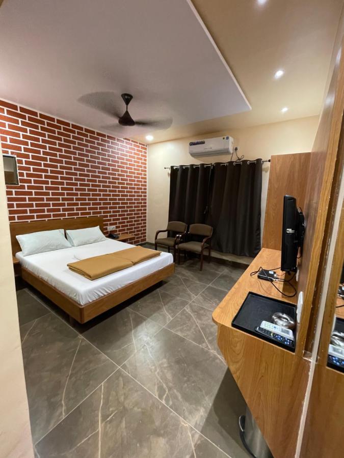 Hotel Vardhan スィルヴァーサー エクステリア 写真