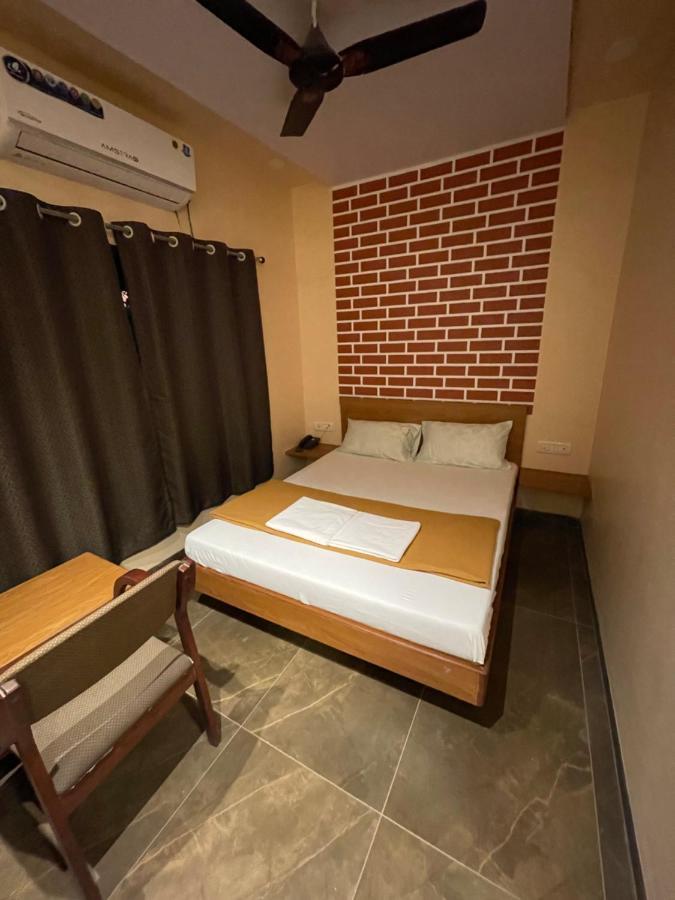 Hotel Vardhan スィルヴァーサー エクステリア 写真