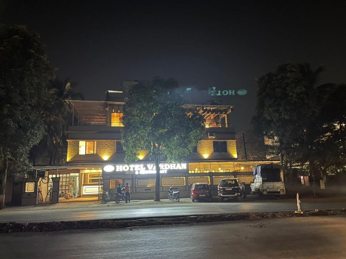 Hotel Vardhan スィルヴァーサー エクステリア 写真
