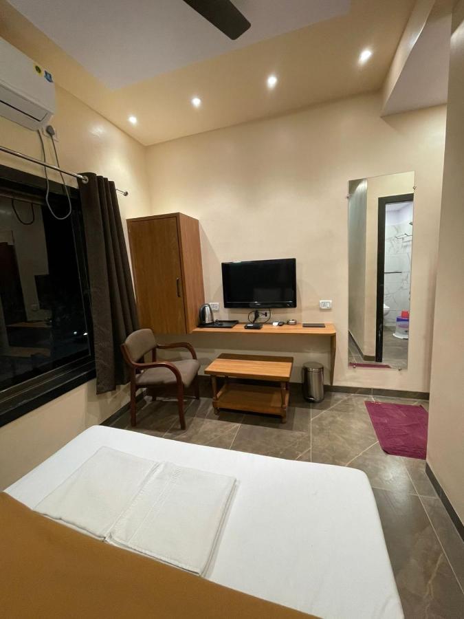 Hotel Vardhan スィルヴァーサー エクステリア 写真
