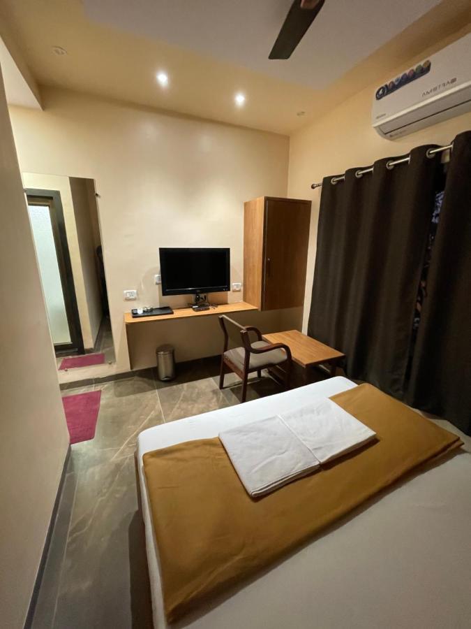 Hotel Vardhan スィルヴァーサー エクステリア 写真