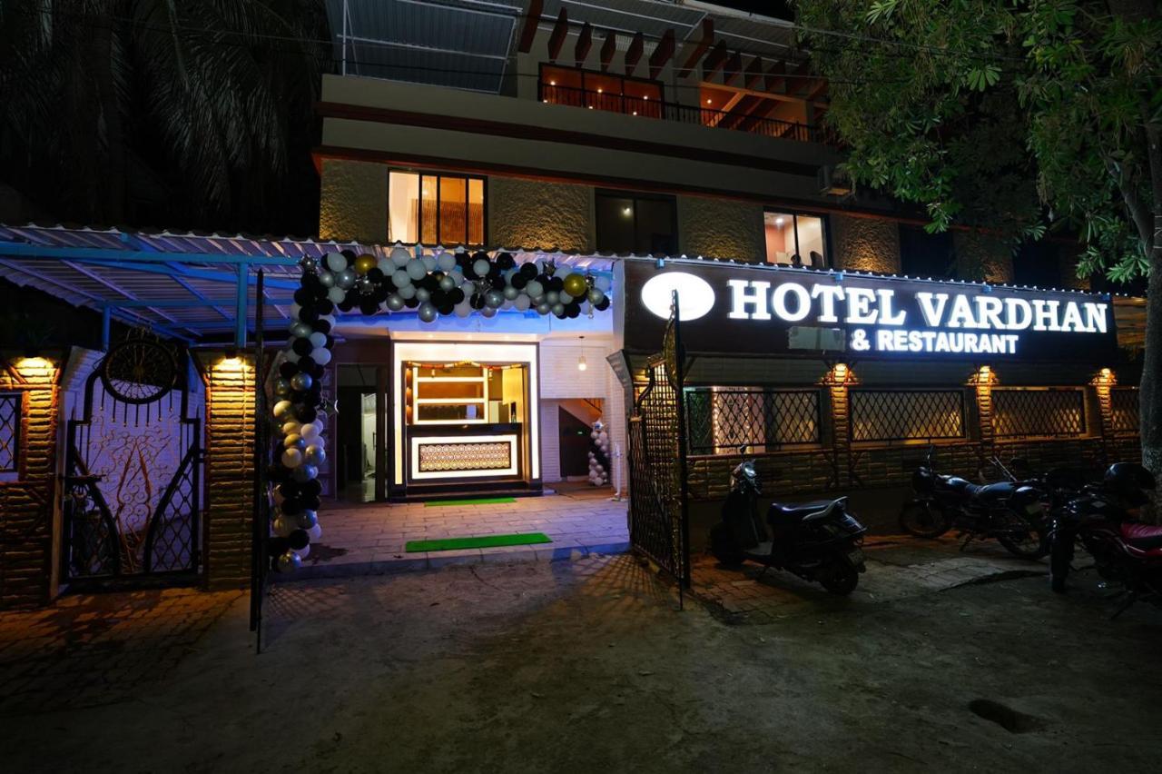 Hotel Vardhan スィルヴァーサー エクステリア 写真